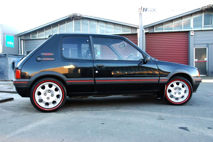 Peugeot 205 9mm Redwalls